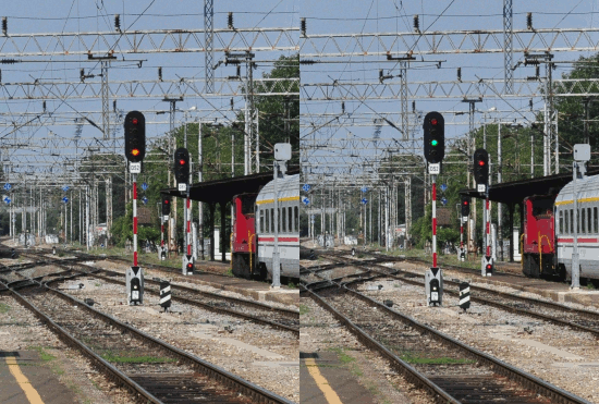 zweimal dasselbe Signal nebeneinander, die Lichter alle senkrecht untereinander, im Hintergund weitere Signale und Fahrzeuge