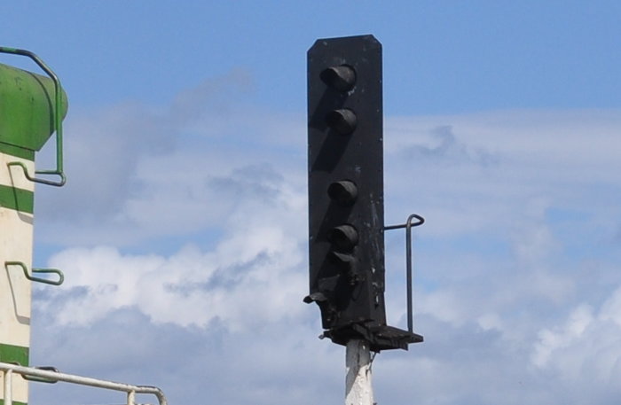 rechteckiger Signalschirm mit vier Laternen und Rangiersignal darunter