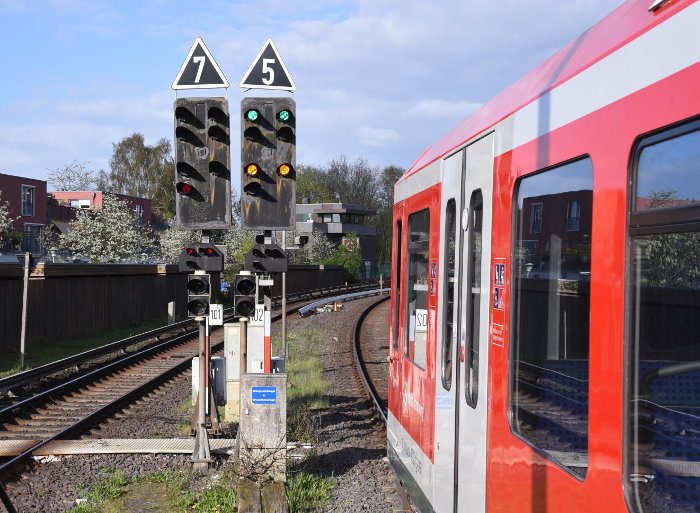 Signale 101 mit Zs 3 „7“ über dem Signalschirm und Signal 102 mit Zs 3 „5“ nebeneinander zwischen den beiden Gleisen am schmalen Bahnsteigende in Wedel