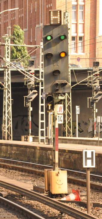 Signal 14 in Hamburg Hbf mit leuchtendem Türschließauftrag