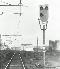 Sv-Signal 201 rechts vom S-Bahngleis nach Barmbek, rechts daneben das Gütergleis der Umgehungsbahn