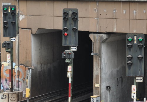 Signale 42, 21 und 41 vor der Einfahrt an den Tunnelbahnsteig Hbf wie im Text beschrieben