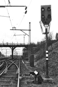 Sv-Signal 229 rechts vom S-Bahngleis nach Ohlsdorf, rechts eine Böschung, im Hintergrund eine Straßenbrücke