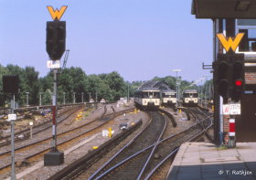 zwei Sv-Signale am Bahnsteigende