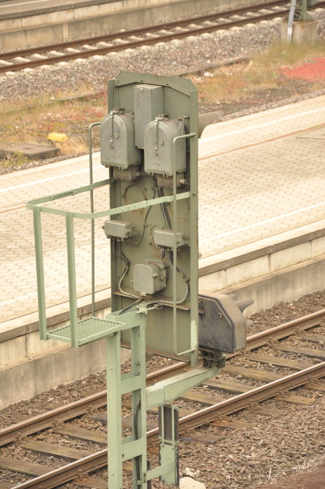 Rückseite des mit zwei Blendenrelais und einer Rotlaterne bestückten Signals