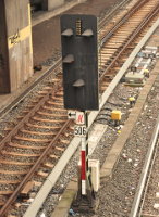 Sv-Signal 506 am Hbf formatfüllend mit leuchtendem Bremspfeil